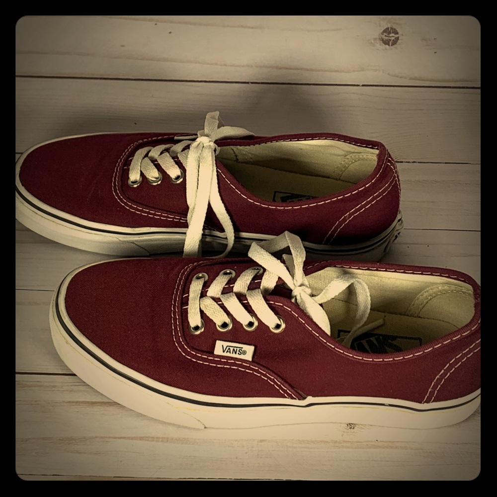 Vans classic lace up sneakers. Size 5.5 Men’s